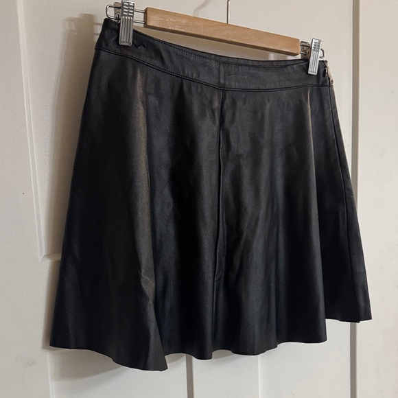 Stylish Black Leather Mini Skirt - Picture 1 of 4